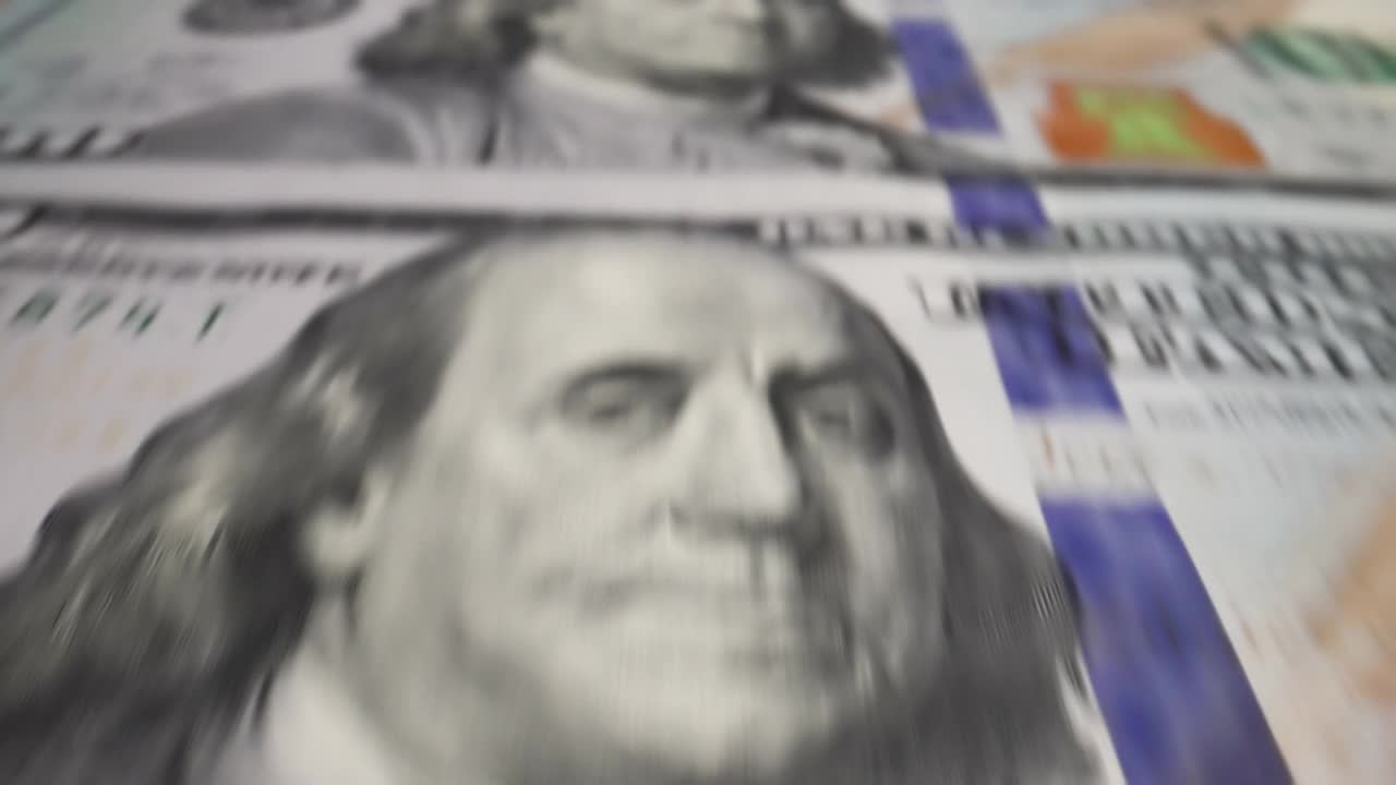 100美元纸币正在由货币印刷机印刷。视频素材