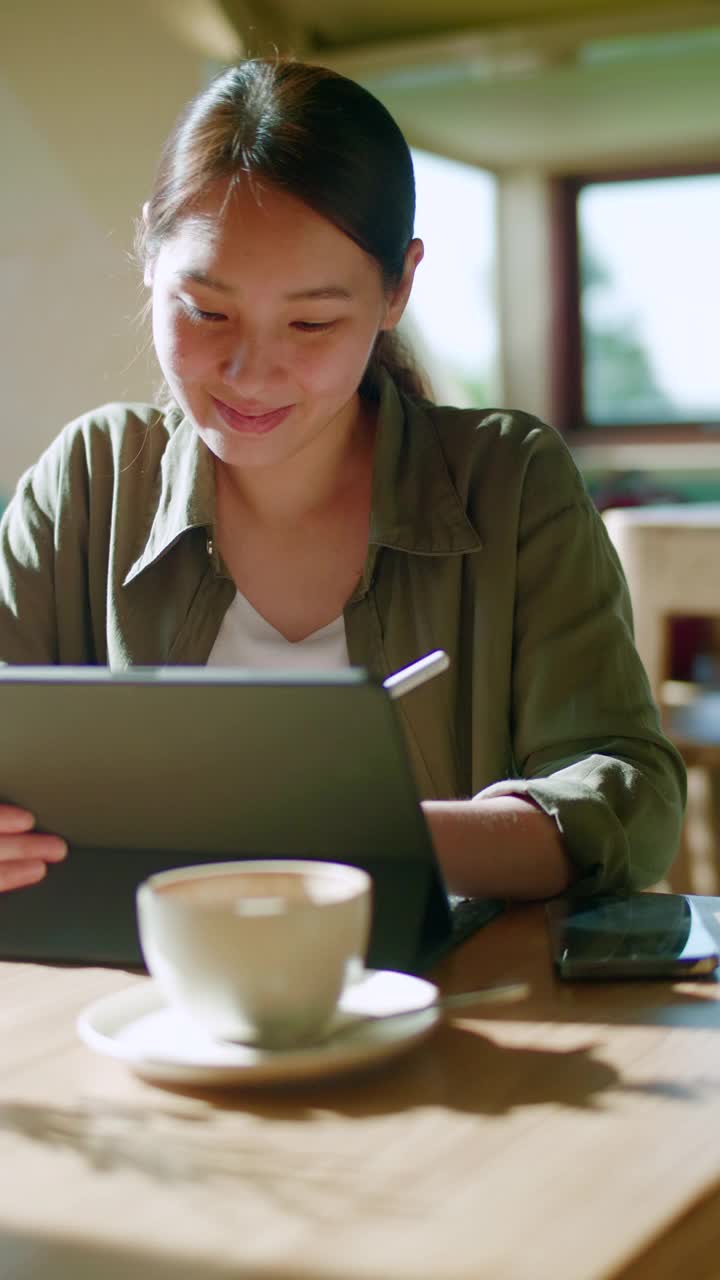 自由职业者在咖啡馆使用平板电脑视频下载