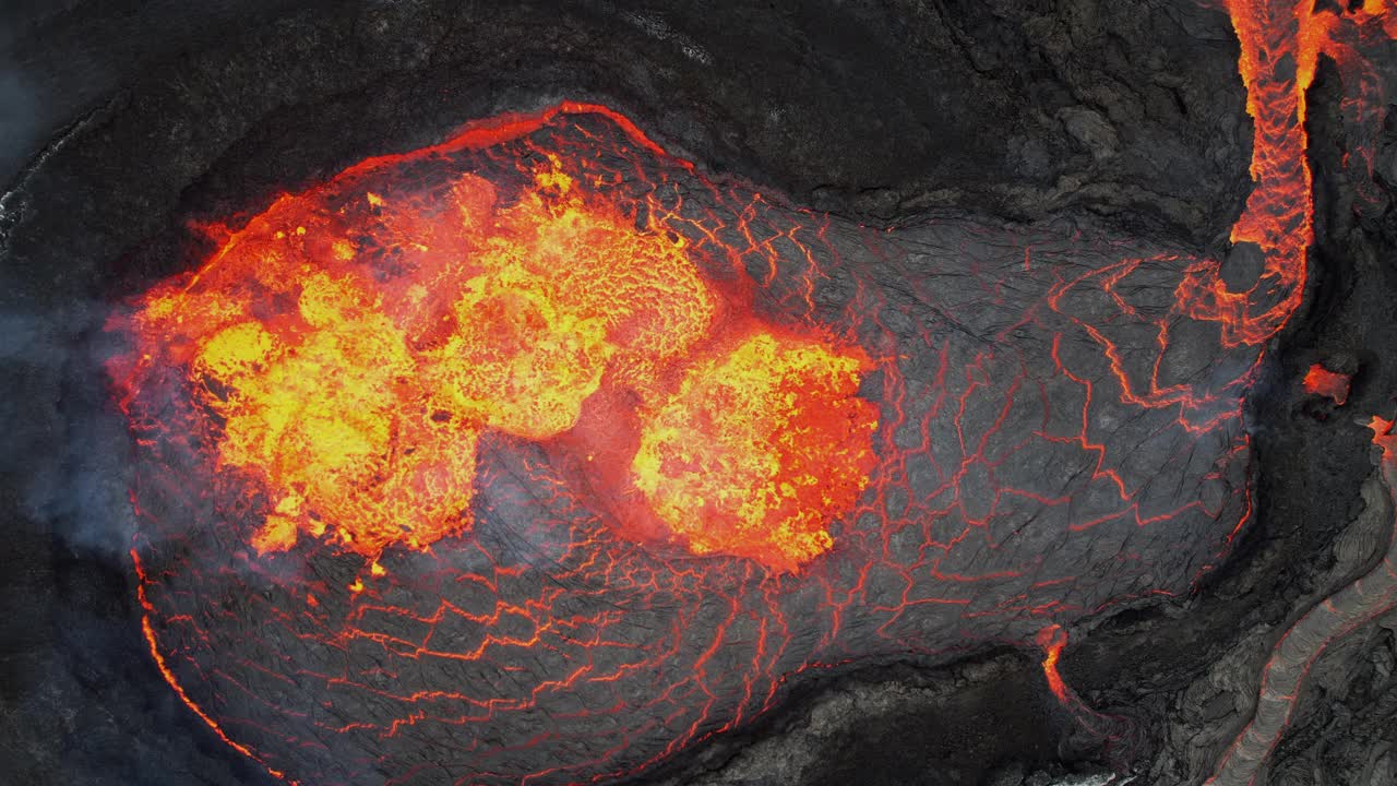 从底座向下拍摄的照片显示了冰岛雷克雅内半岛Fagradalsfjall火山内爆发的熔岩视频下载