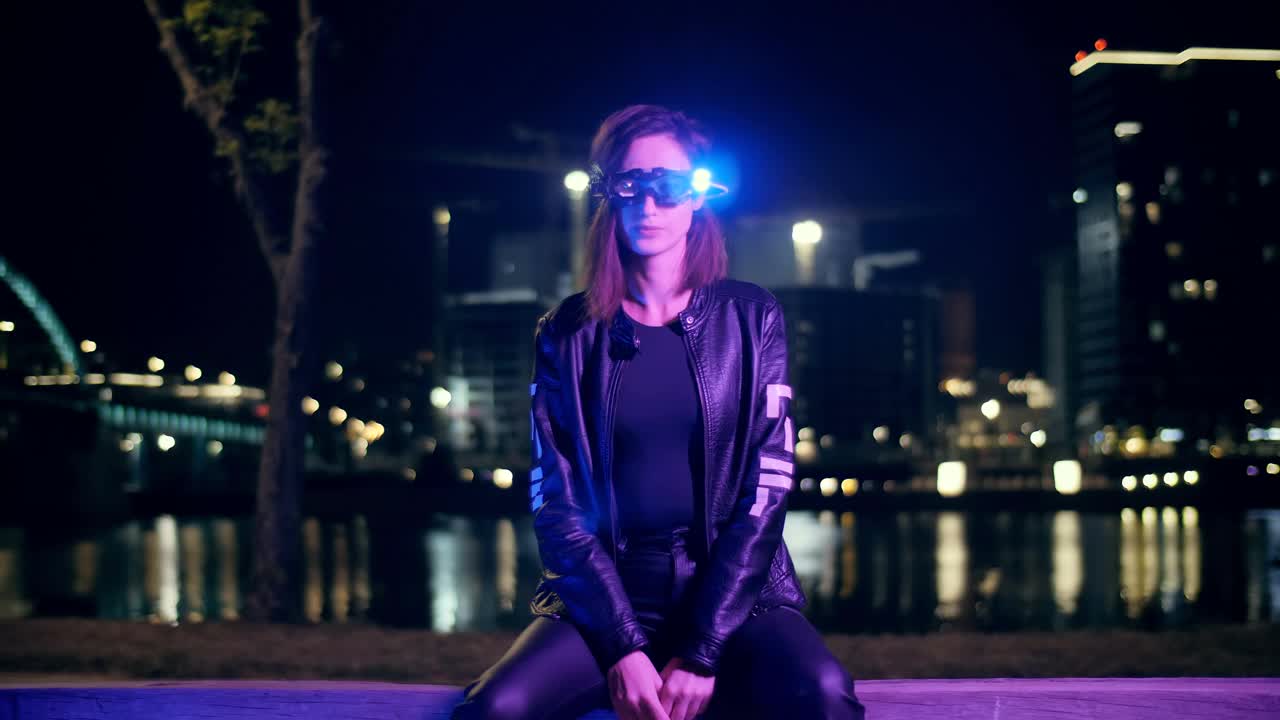 一个戴着未来3d眼镜的女人在网络城市的街道上视频素材