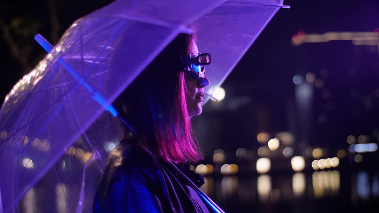 戴着科幻3d眼镜的女人在未来的霓虹灯城市视频购买