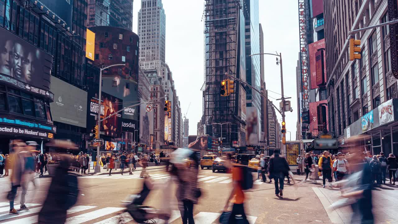 一群游客漫步在时代广场，美国视频下载