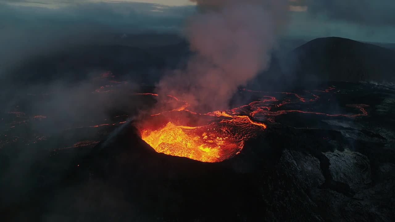 无人机缓慢向上移动，拍摄冰岛雷克雅内半岛Fagradalsfjall火山的后边缘视频素材