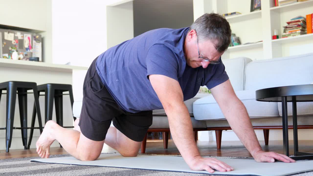 中年男子在家做瑜伽视频素材