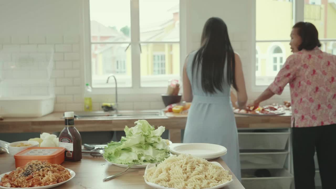泰国家庭在厨房准备烧烤视频下载