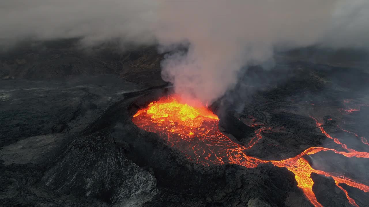 无人机从冰岛雷克雅内半岛fagradalsjall火山喷发处飞过视频素材