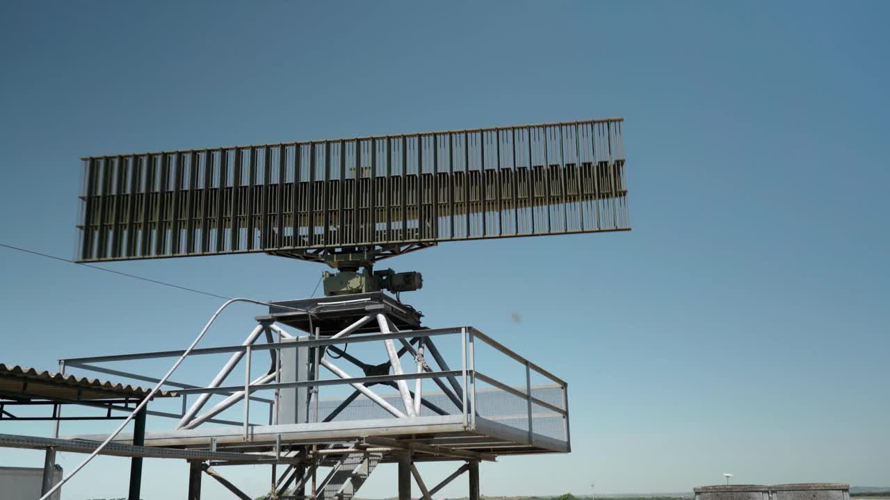 军用旋转雷达用于航空跟踪和交通运动。对天空。视频素材
