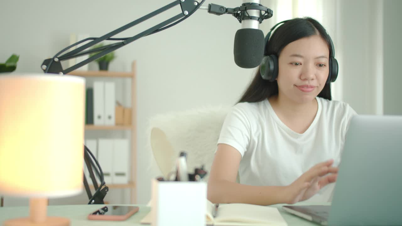 亚洲女学生或女商人远程工作和播客从家里与电脑笔记本电脑。社交距离概念在covid-19疫情下独自在家工作。视频素材