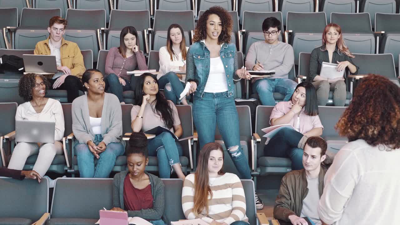 自信的女大学生在课堂上做报告视频素材