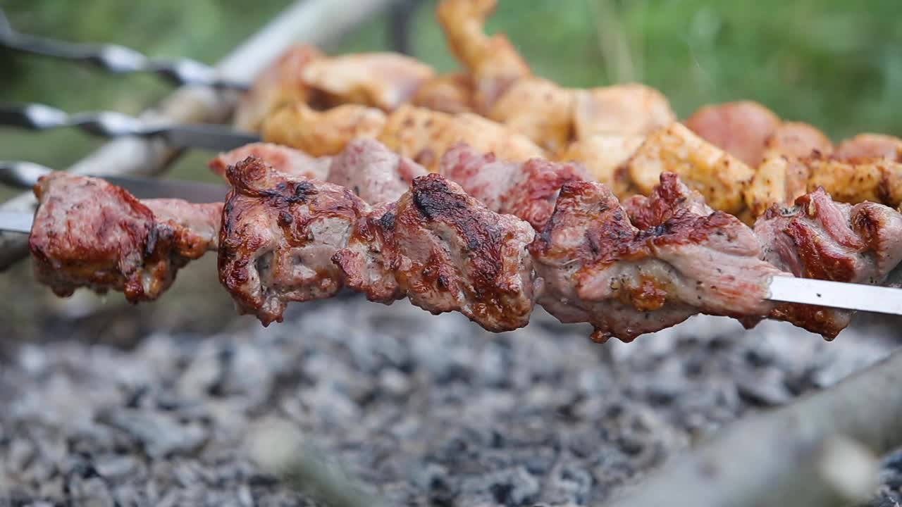 腌制的烤肉串或烤肉串准备在木炭烧烤架上。烤肉架上的烤肉串。视频素材