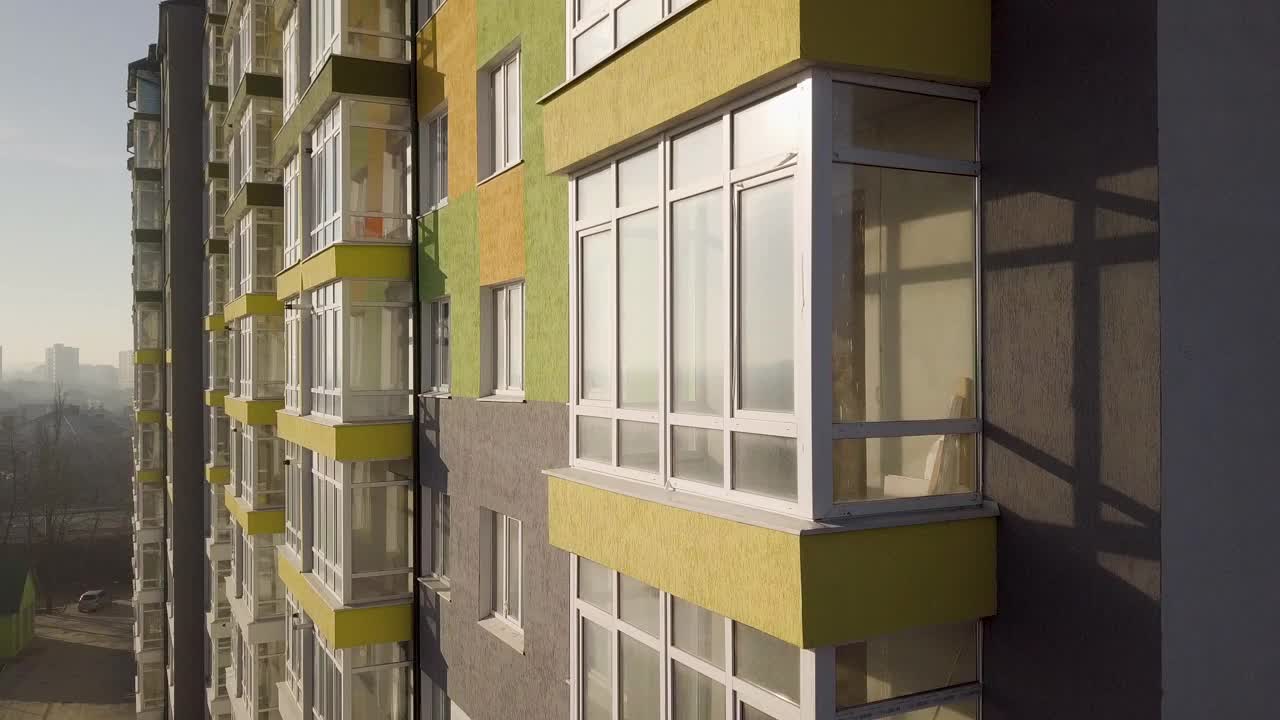 空中拍摄的一幢有许多窗户和阳台的高层住宅楼。视频素材