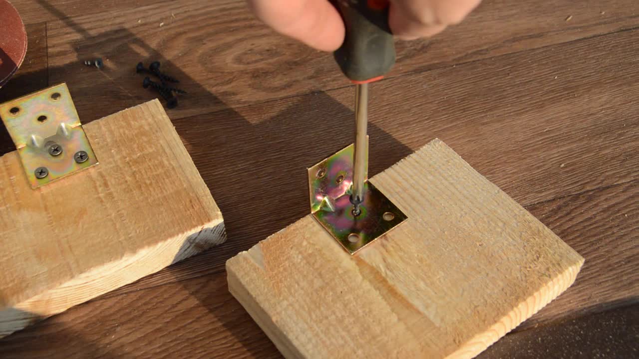 一个人用螺丝刀在木板上钉螺丝视频下载