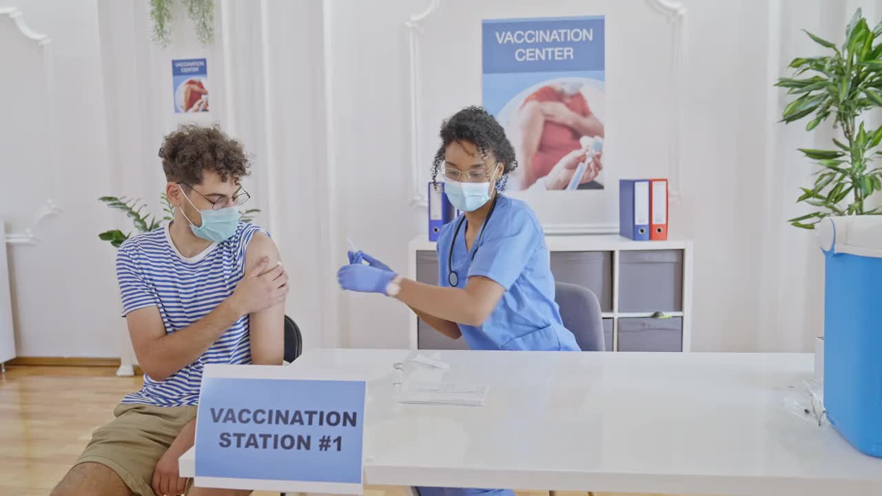 一名男子在现代Covid-19疫苗接种中心接种疫苗视频素材