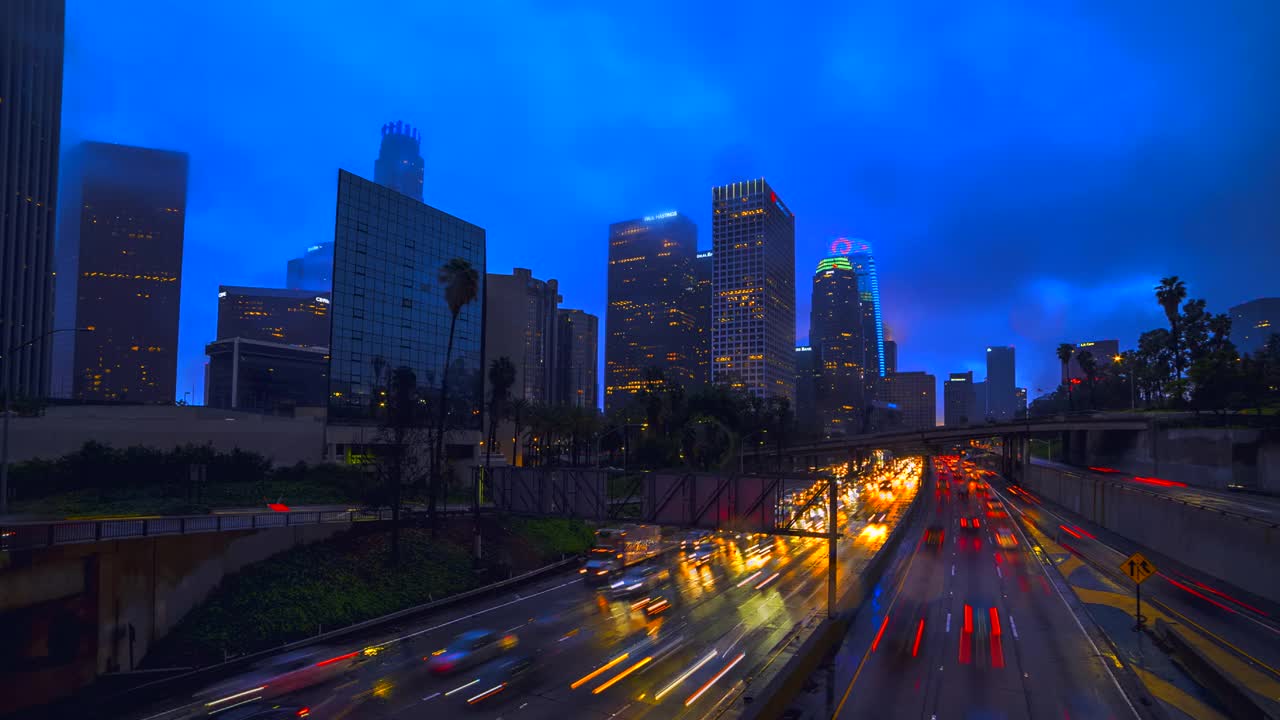 时间流逝的加利福尼亚110南通向洛杉矶市中心与条纹汽车灯在日落，加利福尼亚视频素材