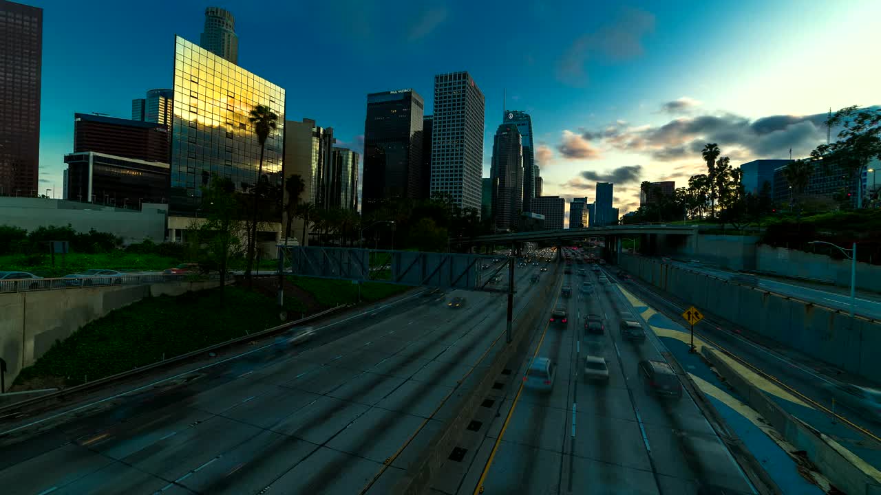 时间流逝的加利福尼亚110南通向洛杉矶市中心与条纹汽车灯在日落，加利福尼亚视频素材