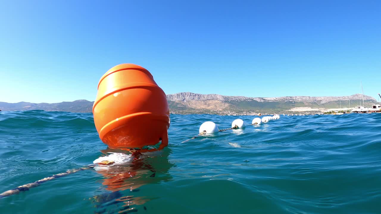 克罗地亚斯普利特蓝色亚得里亚海游泳区域的浮标链视频素材
