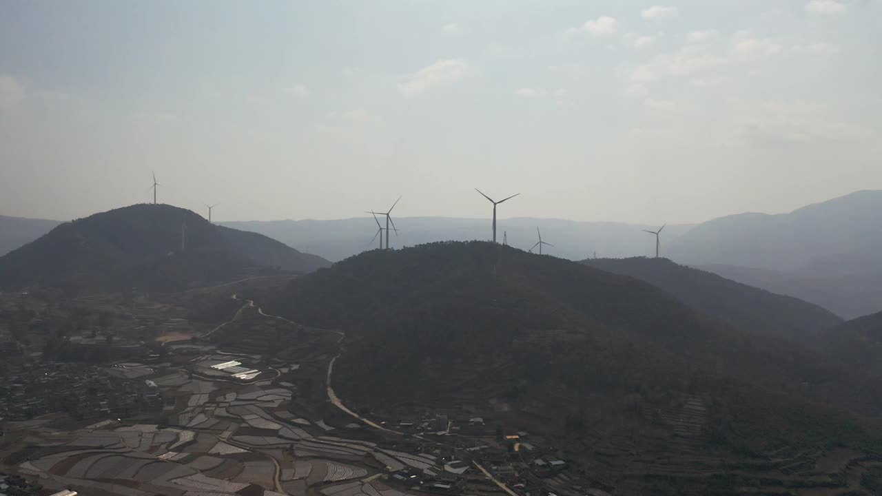 中国四川省山上的风电场视频素材