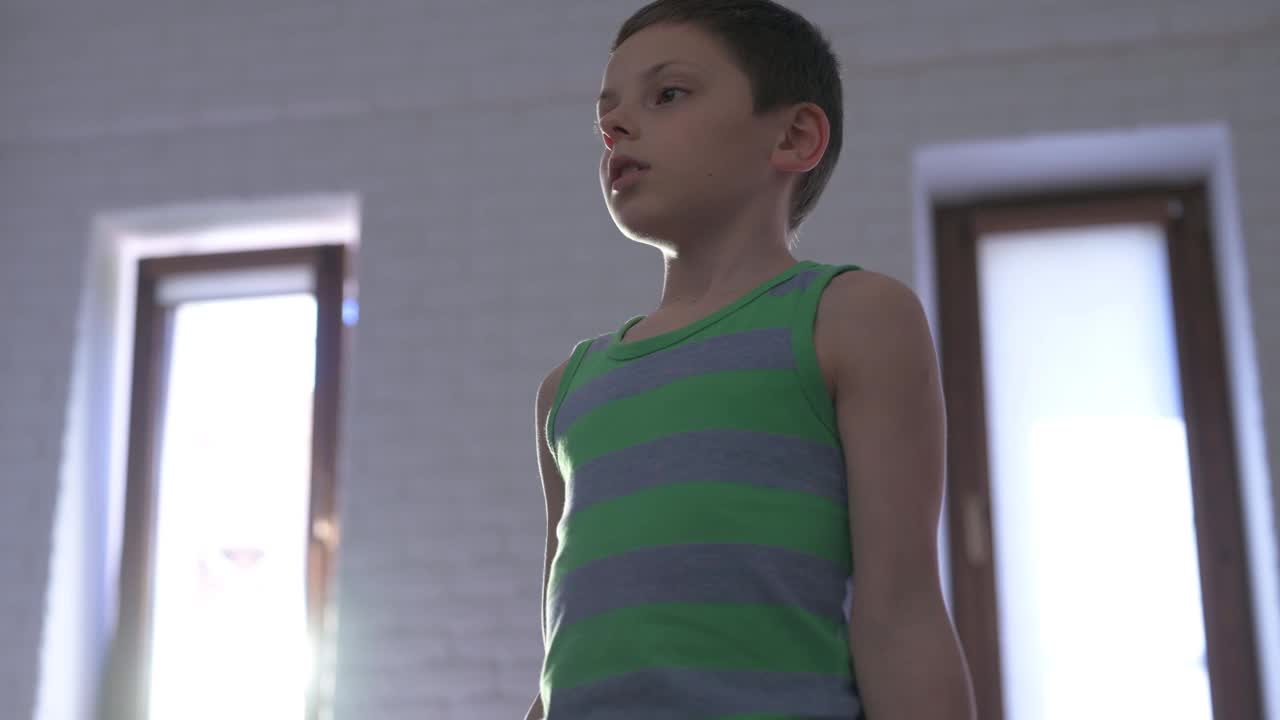 健康活跃的高加索小孩在条纹背心举重哑铃在室内家庭运动训练娱乐健身锻炼视频素材