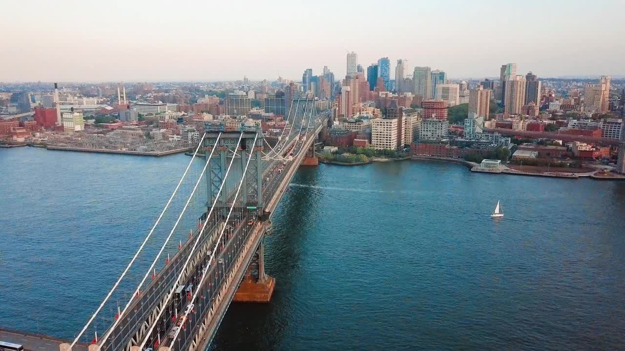 俯瞰曼哈顿大桥和布鲁克林市中心视频下载