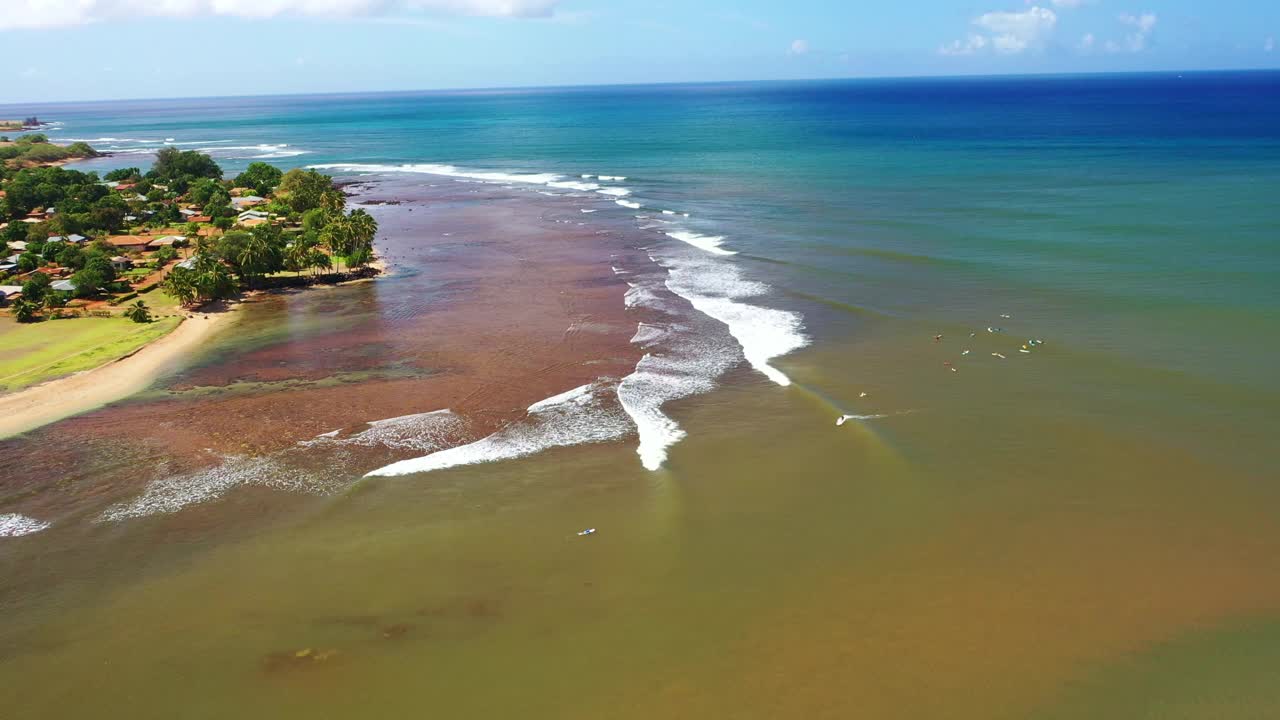 鸟瞰考艾岛的乡村海岸线和冲浪区。视频下载