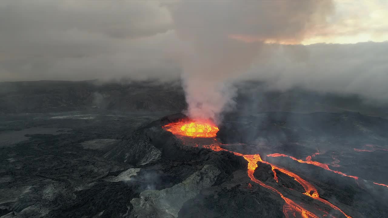 无人机镜头朝前移动，同时倾斜向下，显示岩浆从冰岛雷克雅内半岛fagradalsjall火山喷发出来视频素材