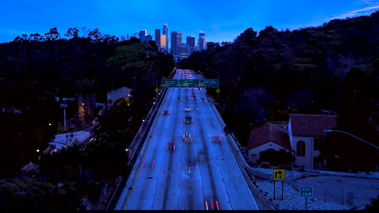 帕萨迪纳高速公路与条纹车灯在日落，阿罗约塞科公园路，CA 110通往洛杉矶市中心，加利福尼亚州视频素材
