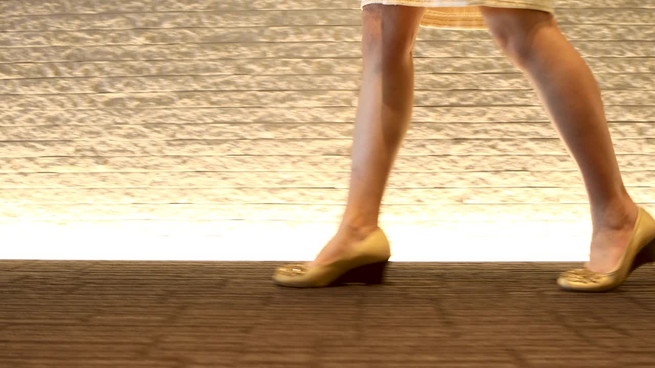 一名女员工走在办公室走廊上的脚视频下载