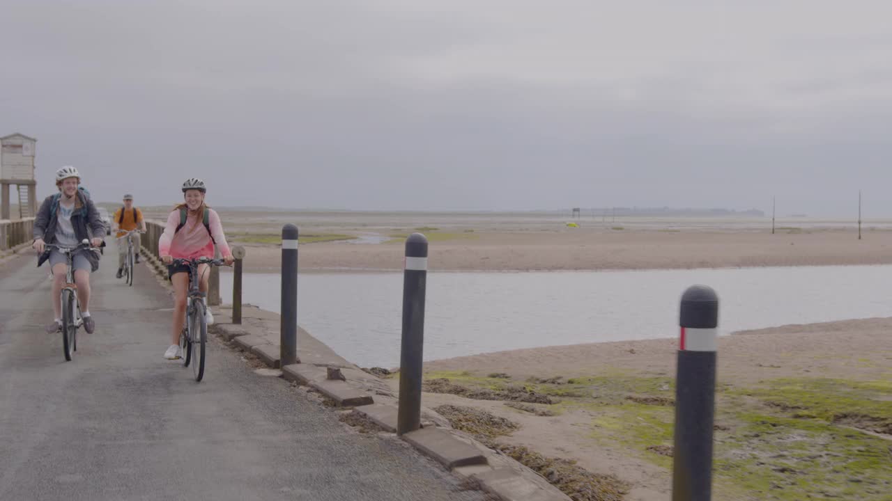 骑自行车通过迪斯视频素材