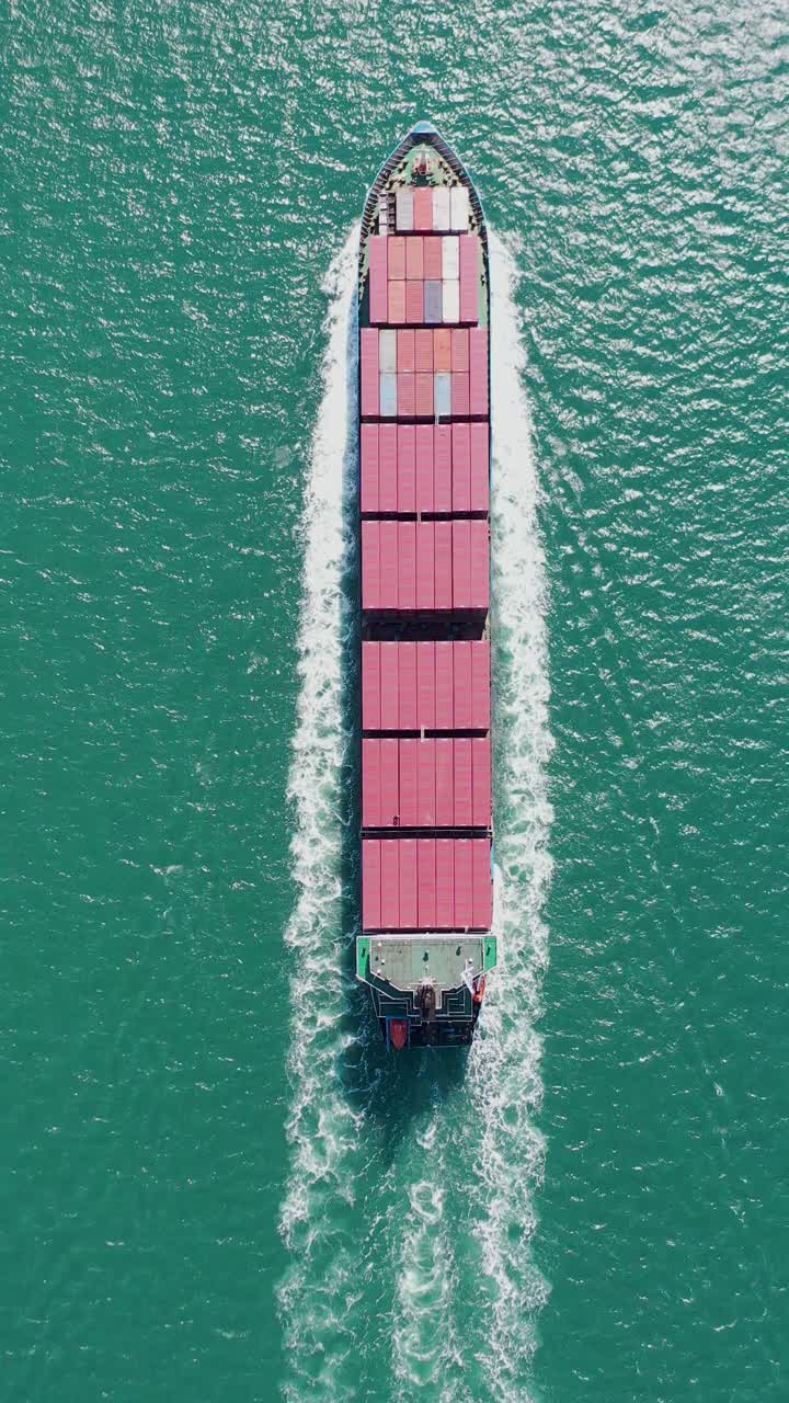 中国山东青岛的大型货船视频素材