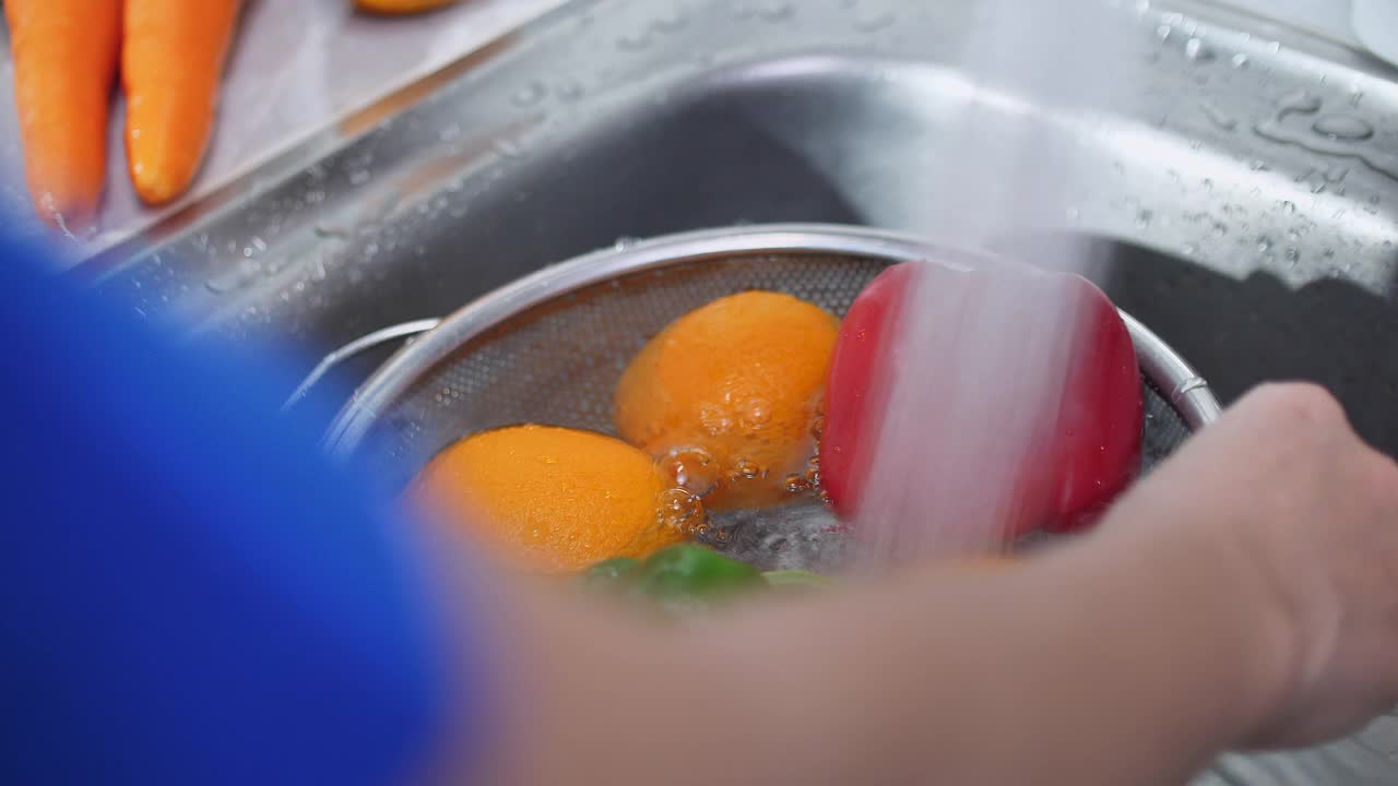 清洗蔬菜和水果的概念视频下载