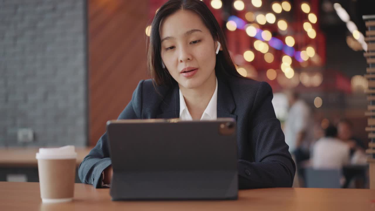 女商人在数字平板电脑上的视频电话会议视频素材