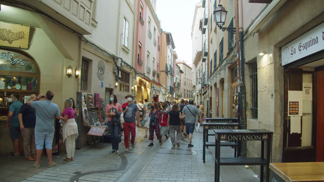 著名的西班牙狭窄街道月桂酒吧和餐厅Logroño，里奥哈。在covid-19大流行期间戴口罩的人。2021年8月视频下载