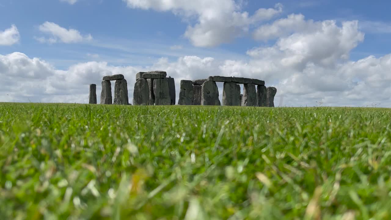 在夏天,巨石阵。世界古代奇迹之一，欧洲最著名的史前纪念碑。视频素材