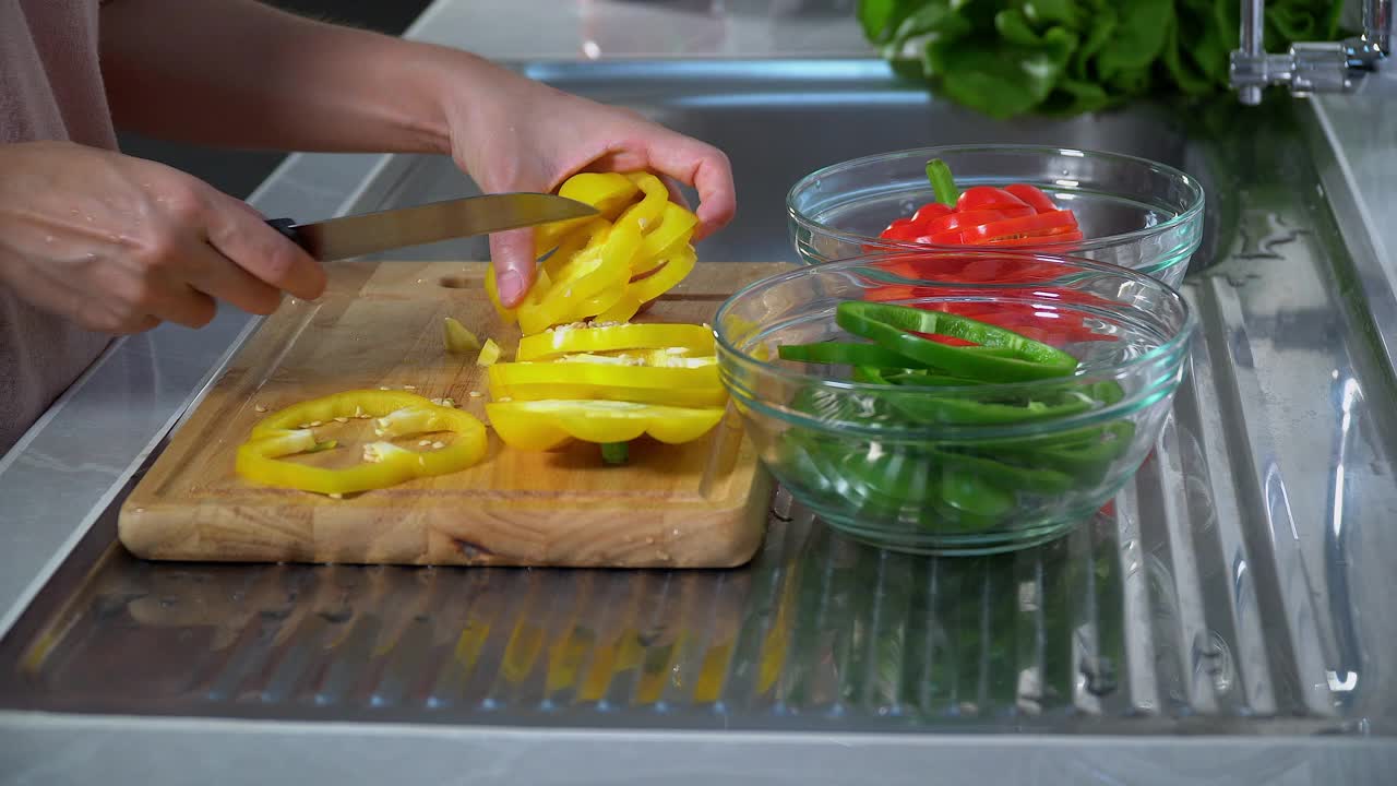 清洗蔬菜和水果的概念视频下载