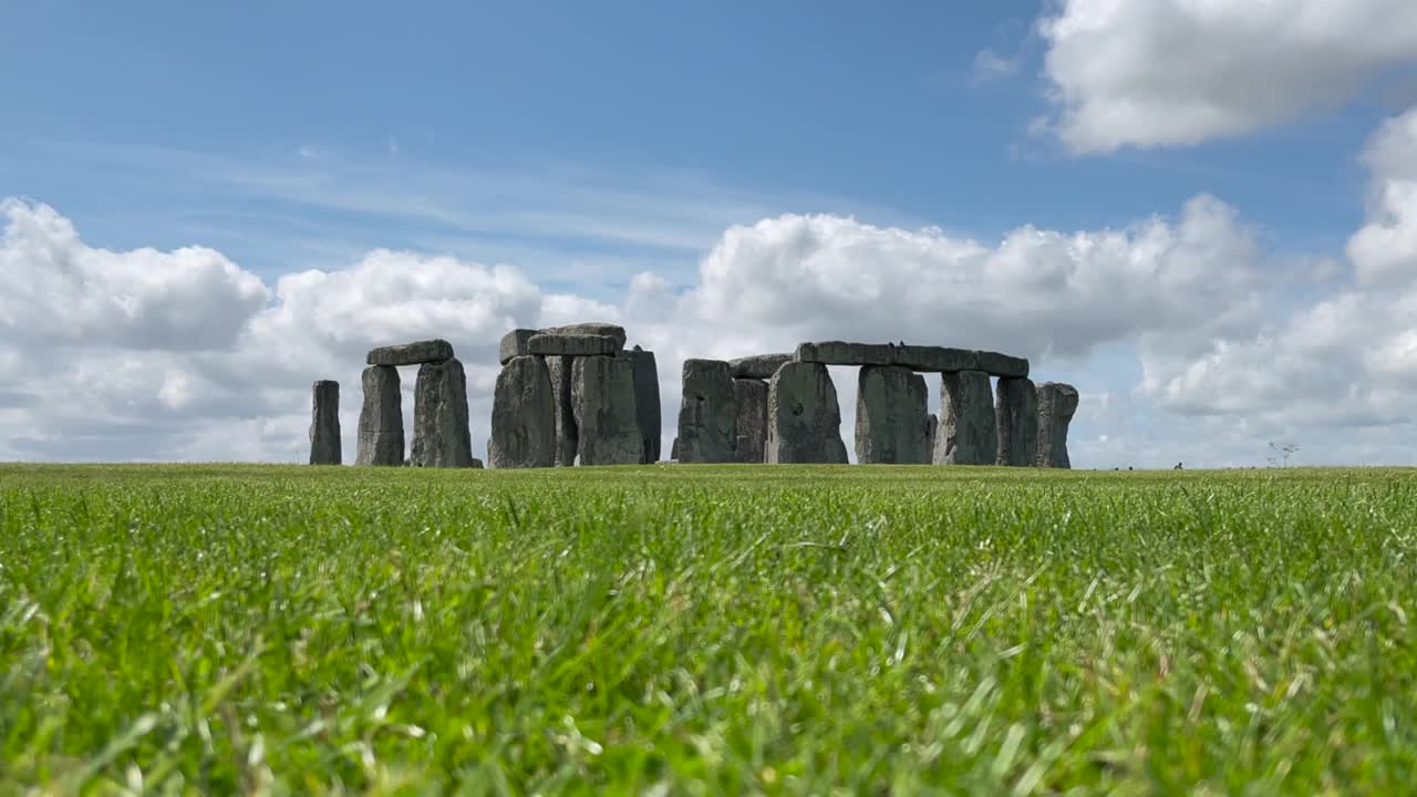 英国的巨石阵周围矗立着古老的石头视频素材