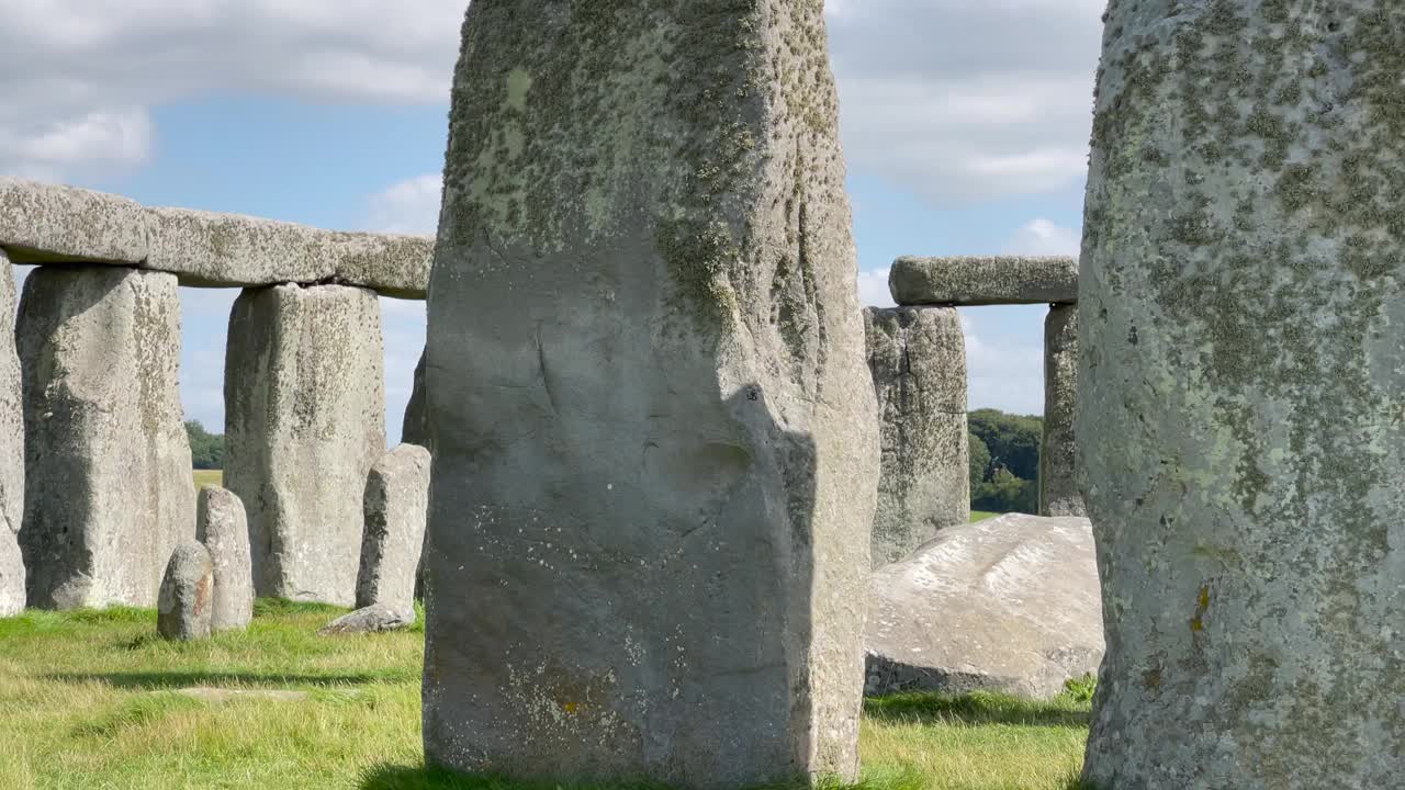 这是英国巨石阵大型站立石头的特写镜头。最著名的史前巨石圈位于英国乡村的中心地带视频素材
