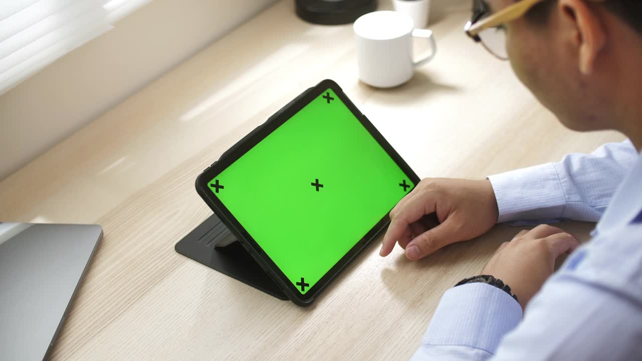男子使用数字平板绿色屏幕视频下载