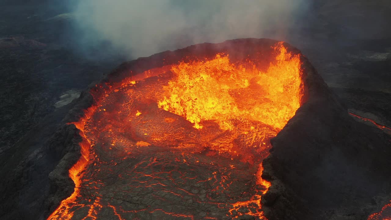 壮观的鸟瞰图法格拉达斯火山喷发，雷克雅内半岛，冰岛视频素材