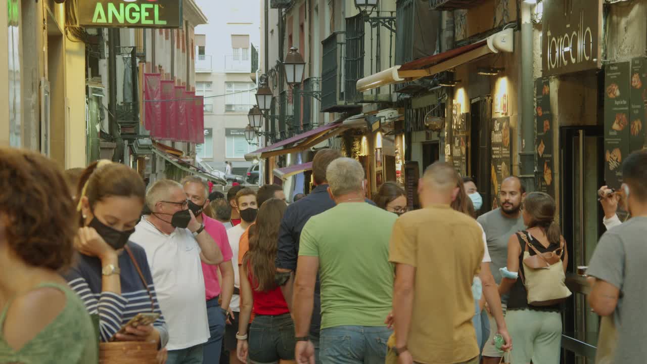2021年夏季和covid-19危机期间，狭窄的西班牙街道挤满了人。洛格罗尼奥,里奥哈葡萄酒,西班牙视频素材