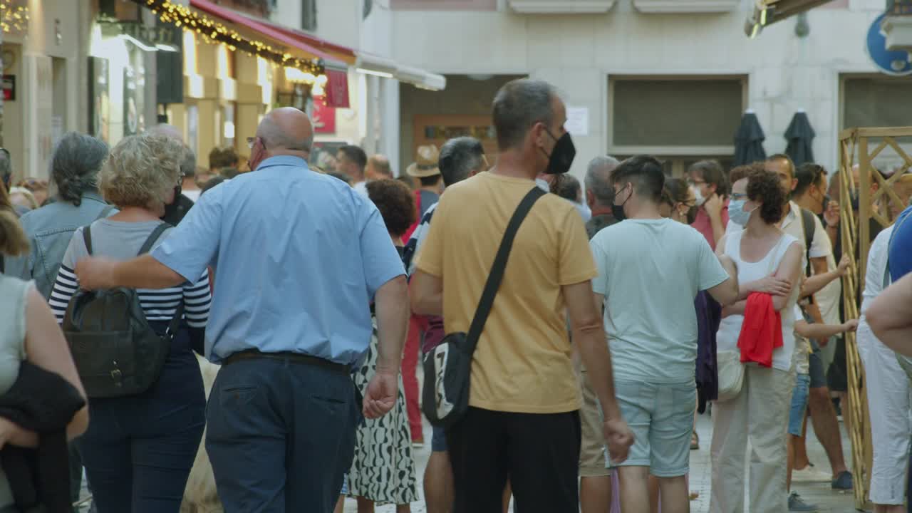 在2021年夏天和冠状病毒大流行危机期间，Logroño的劳雷尔街挤满了人视频素材