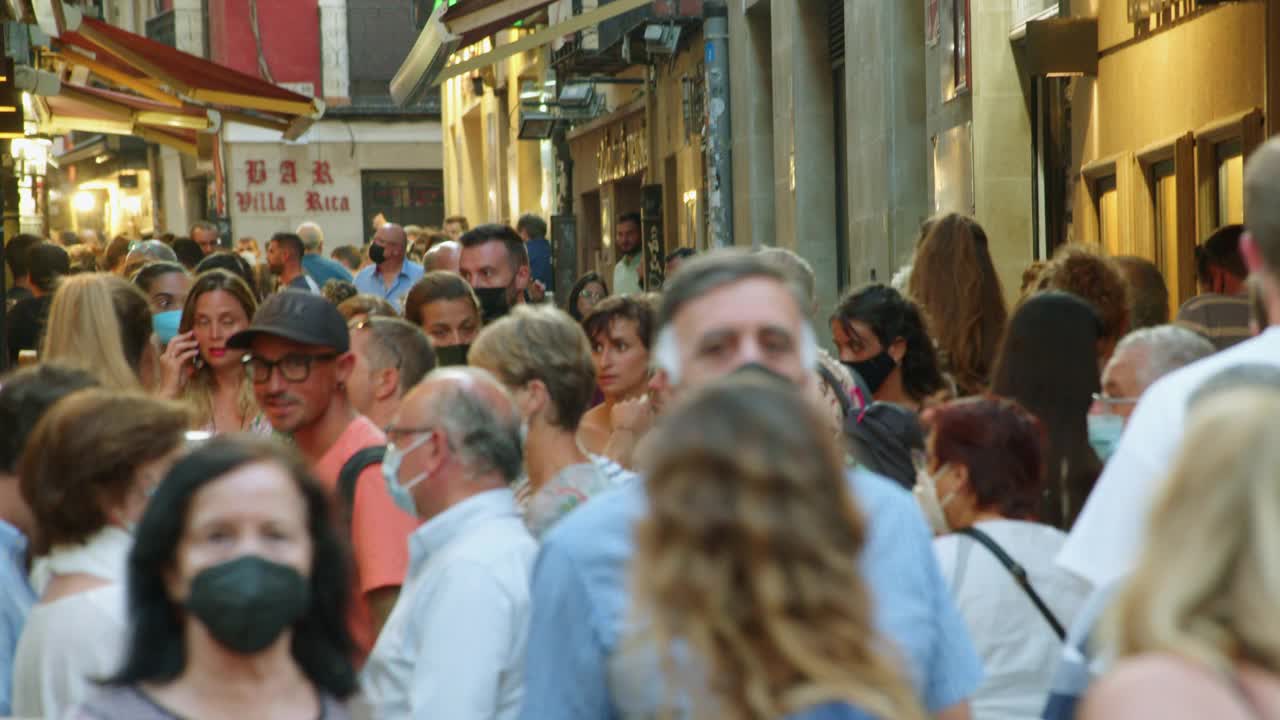 covid-19危机期间，西班牙Logroño狭窄的街道上挤满了人。2021年8月暑假。有些人戴着口罩视频下载