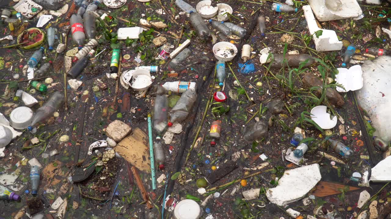 亚马逊河的水污染。亚马逊雨林的塑料瓶、垃圾和污染的特写。环境，生态，自然，全球变暖，气候变化，自然资源概念。视频素材