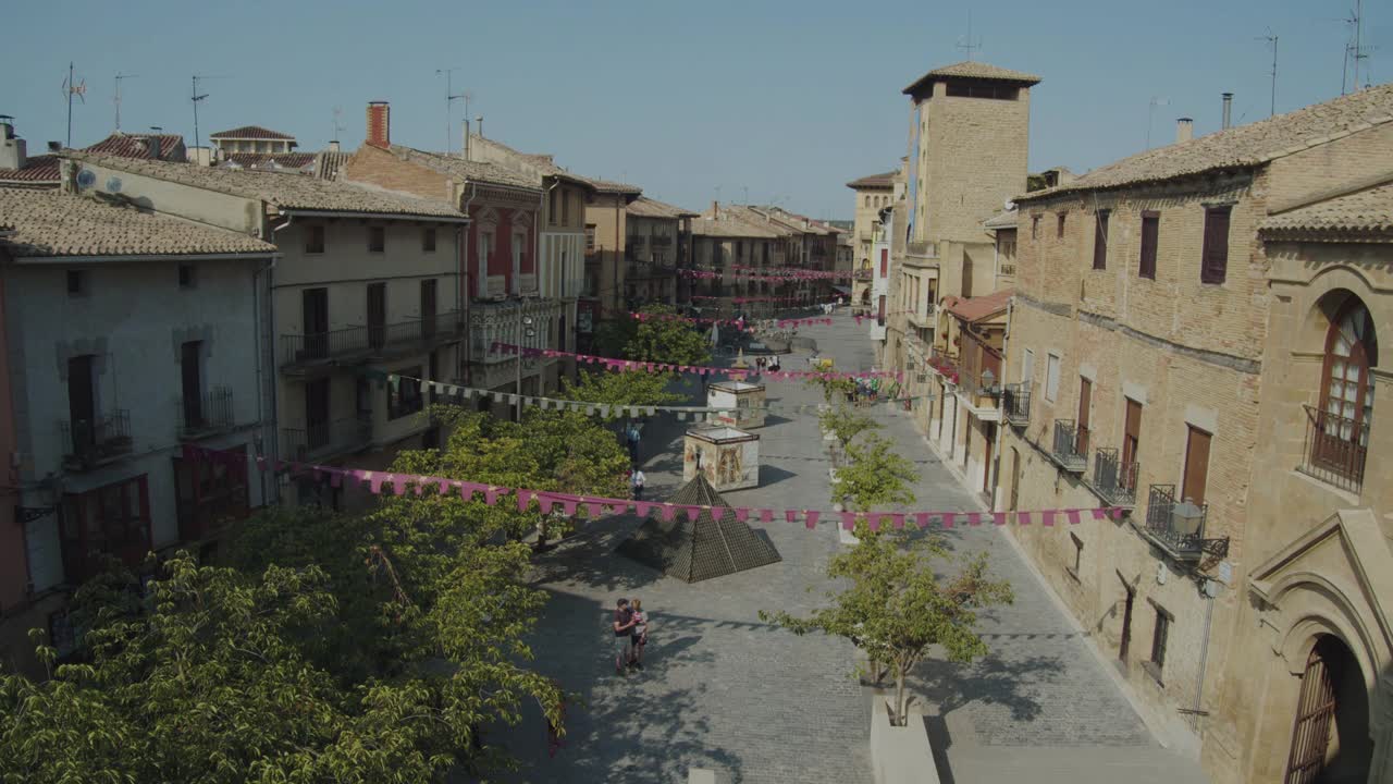 美丽的中世纪村庄街道庆祝旗帜在奥利特纳瓦拉西班牙视频下载