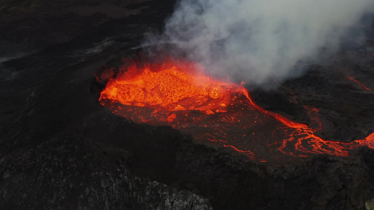缓慢上升的无人机拍摄的照片显示了冰岛雷克雅内半岛Fagradalsfjall火山爆发视频素材