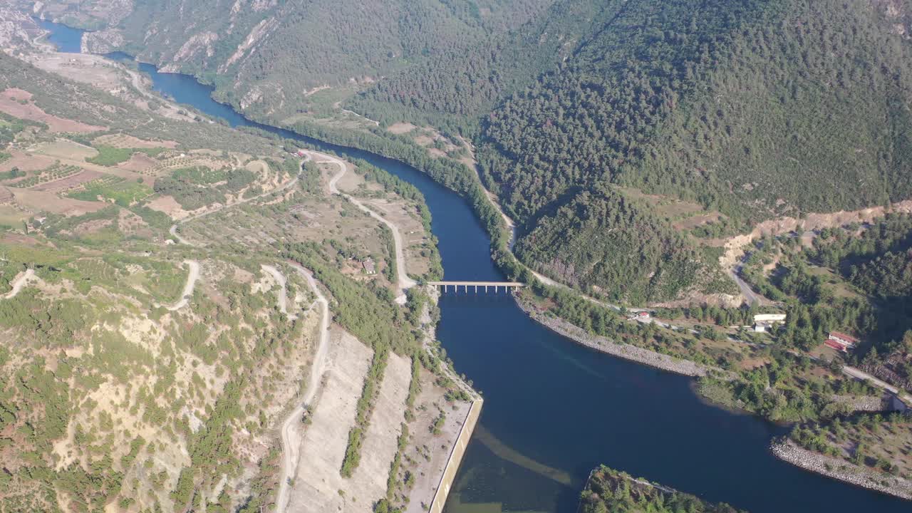 航拍的阿尔廷卡亚水坝，科莱镇，巴夫拉，萨姆松。视频下载