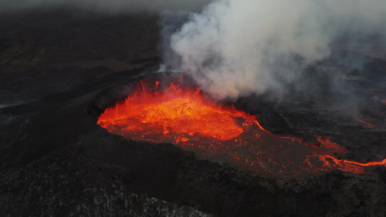 在冰岛的雷克雅那半岛，法格拉达斯火山爆发，无人机拍摄到火山向上和向下倾斜视频素材