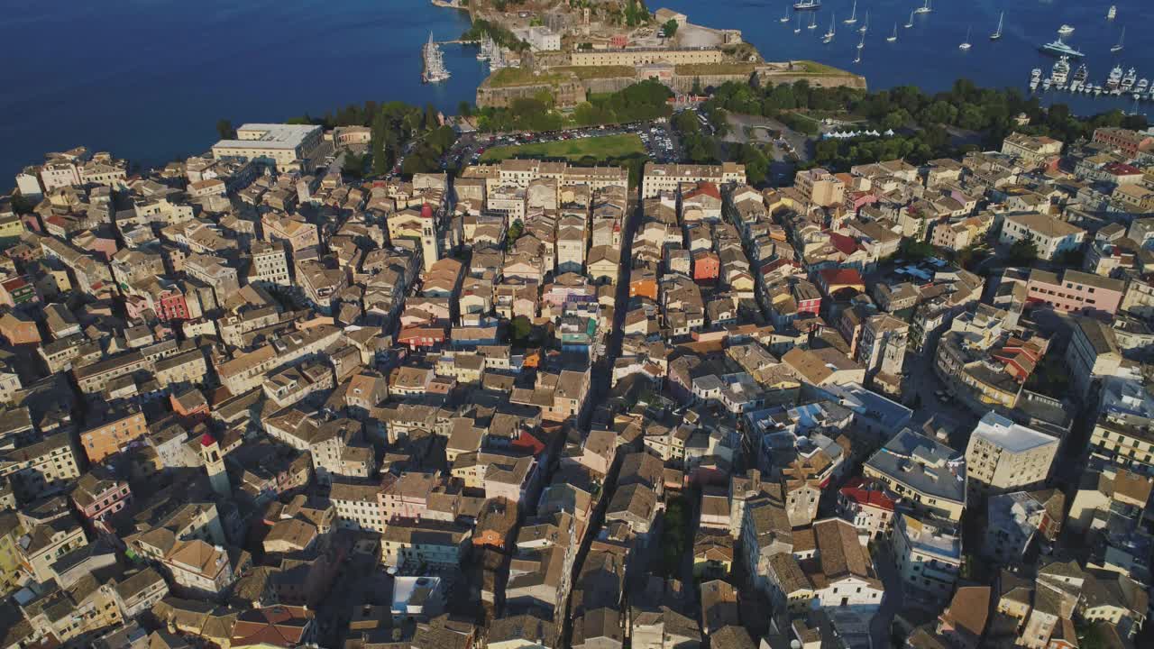 从空中俯瞰希腊科孚岛的历史中心和要塞视频下载
