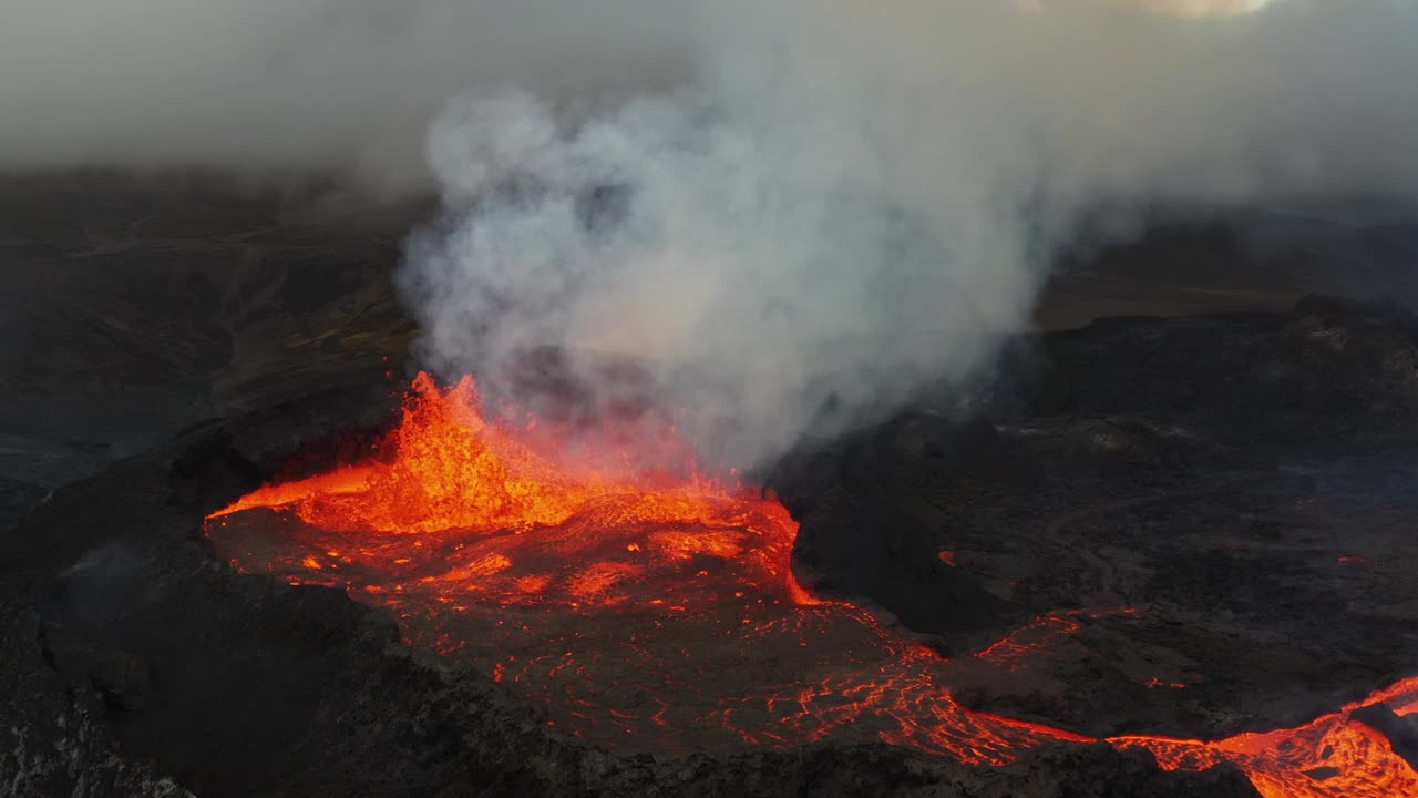 缓慢下降的无人机拍摄的特写镜头显示了冰岛雷克雅内半岛Fagradalsfjall火山喷发视频下载