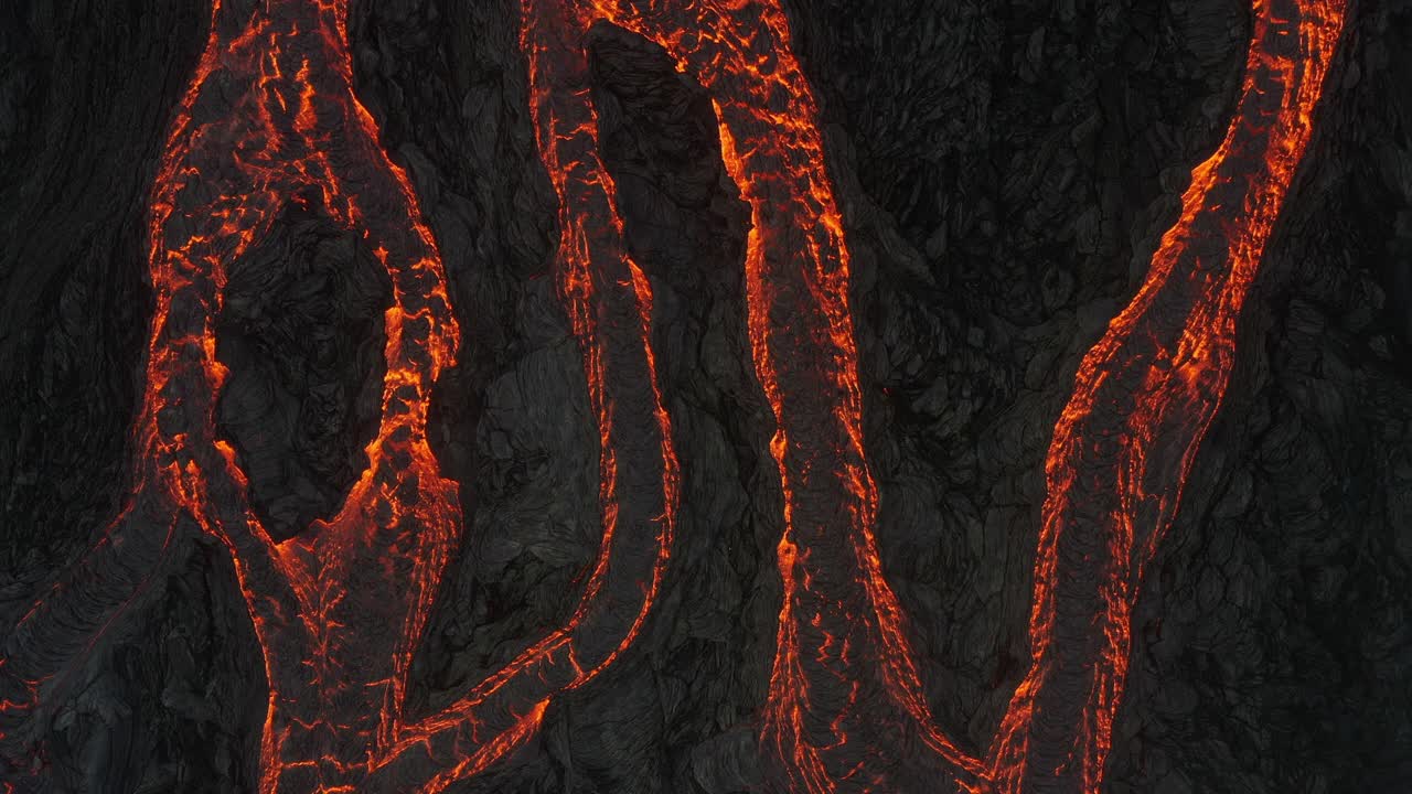 无人机拍摄从冰岛雷克雅内半岛Fagradalsfjall火山流下的熔岩河流视频下载