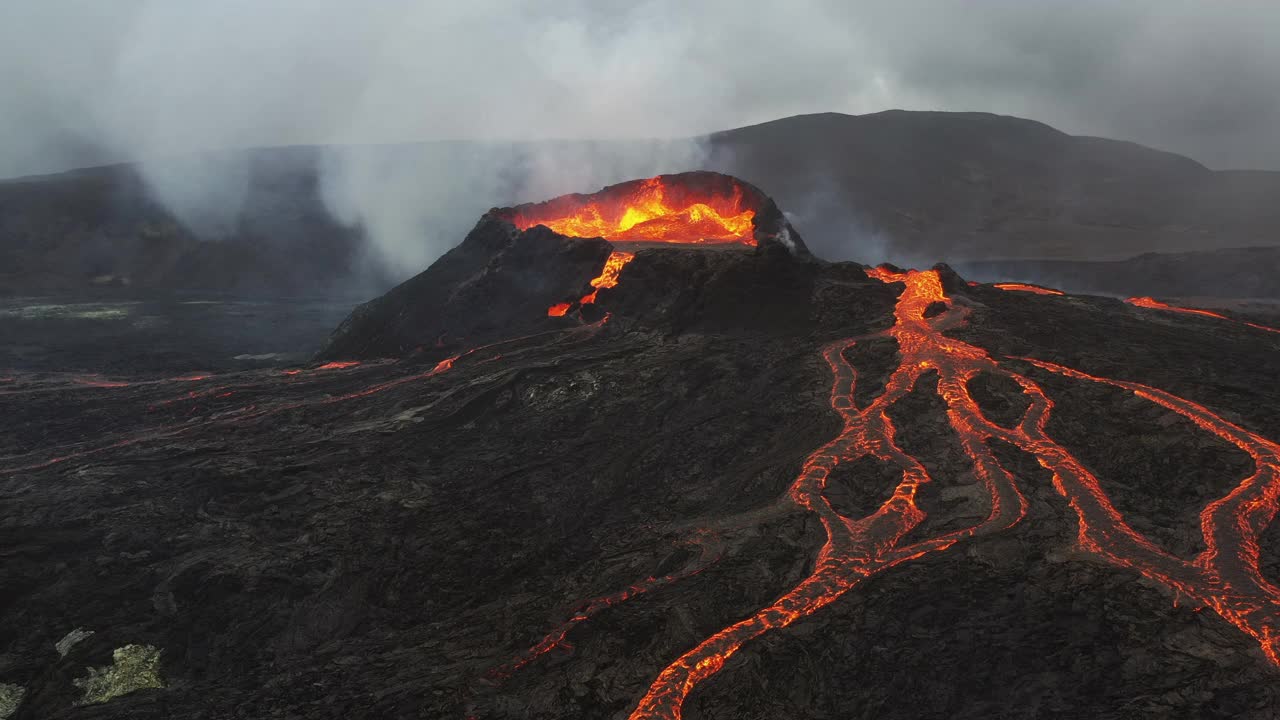 低角无人机拍摄的视频显示了岩浆河流和冰岛雷克雅内半岛Fagradalsfjall火山喷发视频下载